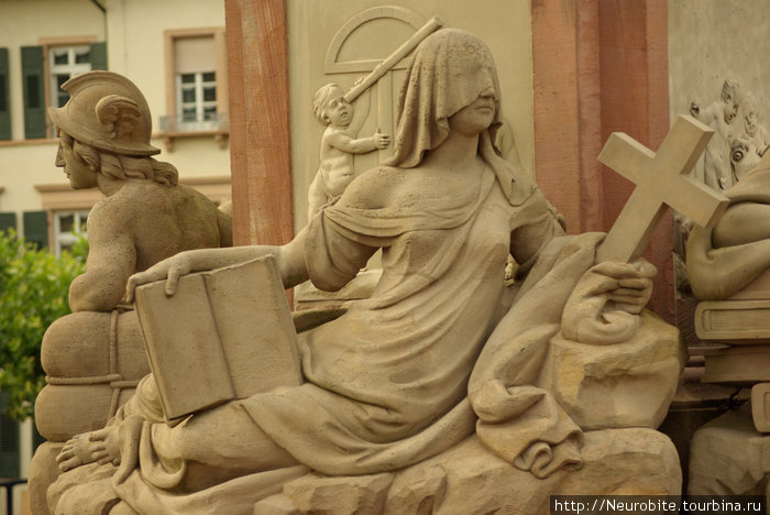 \Слепая вера\ — так можно трактовать эту скульптуру, хотя это богиня благочестия — Пиета Гейдельберг, Германия