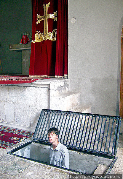 Под алтарем вход в усыпальницу Амарас Монастырь, Азербайджан