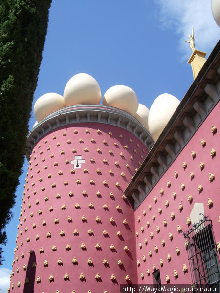 Экстерьер музея — розовые стены с декоративными булками и яйцами на крыше Фигерас, Испания
