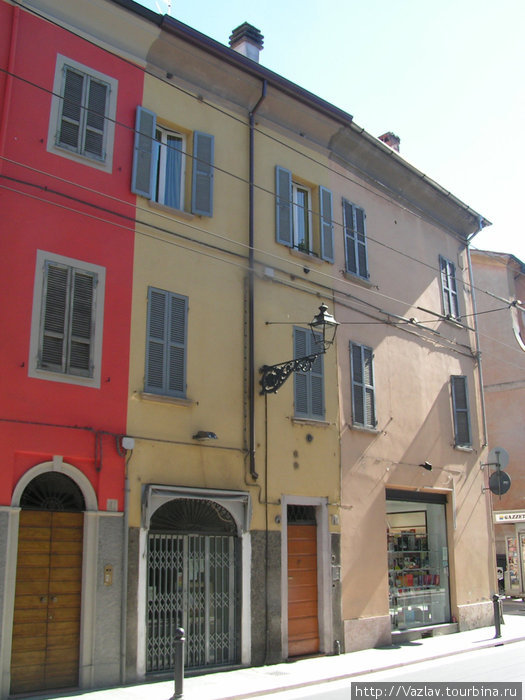 Узкие здания Парма, Италия