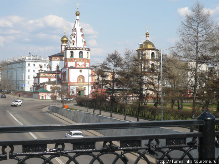 Позади Спасской церкви находится Собор Богоявления, построенный в 1723 г. Иркутск, Россия