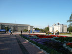 Мемориальный комплекс отделен от центральной площади города зданием Областной администрации.
Вид с площади Кирова.