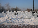 И немного зимних фотографий сквера. Зимой, перед Новым годом у нас всегда делают ледяные скульптуры. В 2009 вся композиция называлась Богатырская застава.