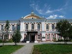 Слева от сквера — Биолого-почвенный факультет Иркутского государственного университета.