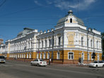 За зданием ВостСибУгля, по улице Ленина (бывшей Амурской), стоит здание Социального института ИГУ.
