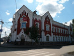 Напротив Художественного музея находится Клиника глазных болезней Иркутского медицинского университета. Раньше здесь находился Базановский воспитательный дом.