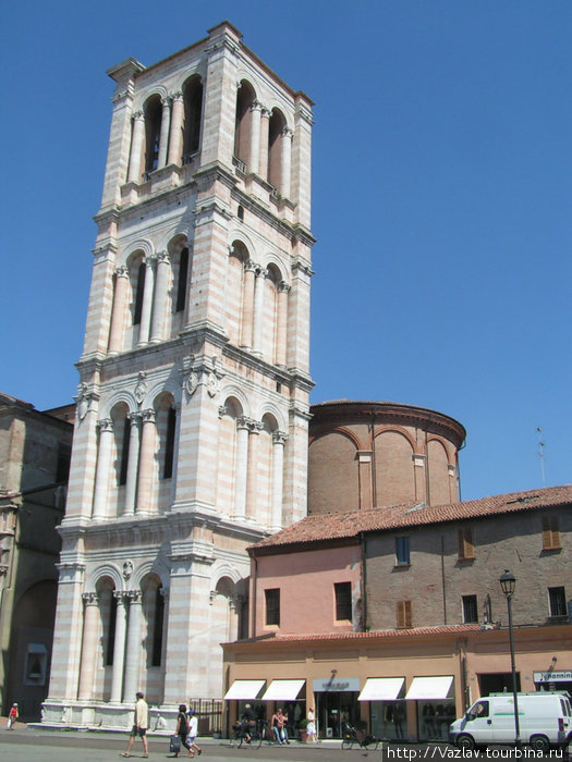 Ренессансная колокольня Феррара, Италия