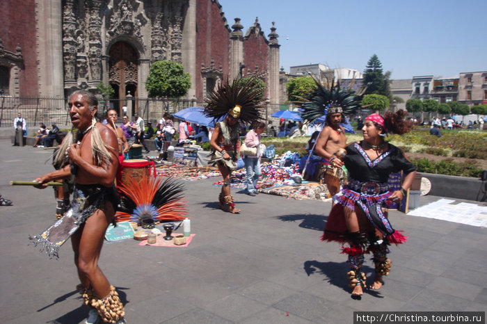 Мексиканский (индейский) танец у собора Метрополитана. Мехико, Мексика