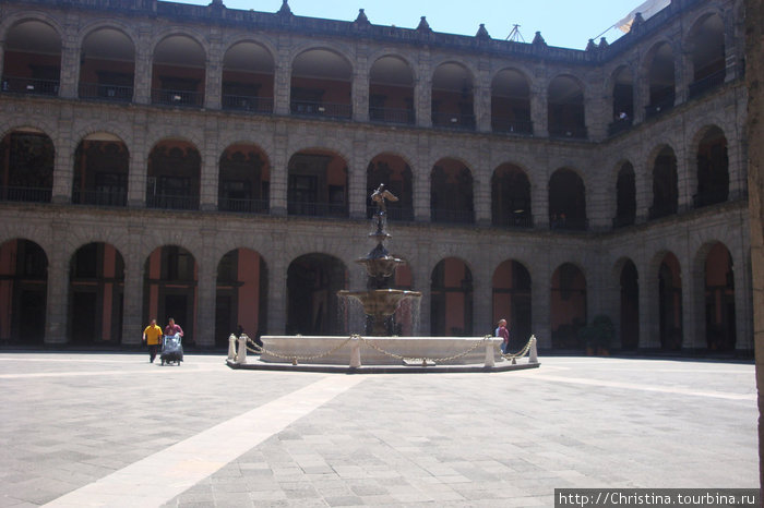 Внутренний двор Национального Дворца. Мехико, Мексика