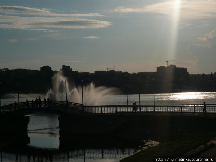 Тот же мостик, но с другой стороны. А чуть за ним — свето-музыкальный фонтан на воде. Иркутск, Россия