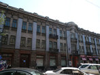 Честно говоря, не нашла информации по этому зданию, но в нем расположено Почтовое отделение №3 и магазин, в котором можно купить сувениры об Иркутске и Байкале.