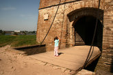 Массивные подвесные ворота — главный вход в крепость