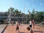 А в конце ул. Карла Маркса находится недавно открытый фонтан, первый и пока единственный фонтан такого рода в Иркутске.