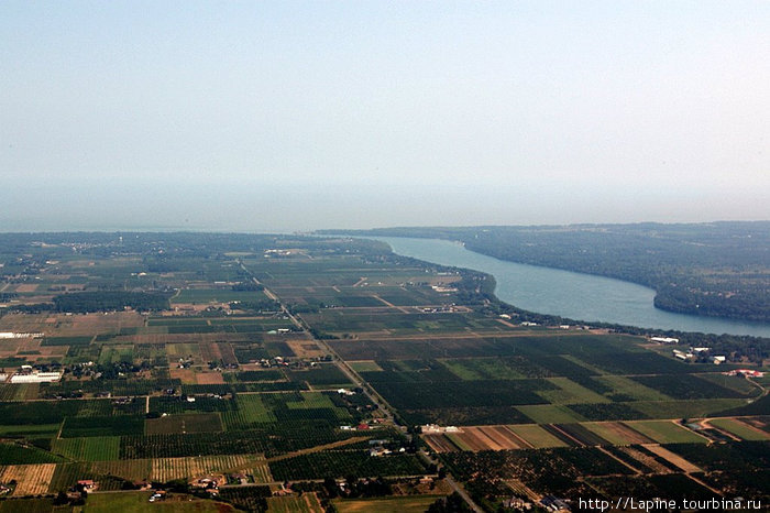 Река Ниагара вытекает из озера Онтарио (слева от реки — США, справа — Канада) Ниагара-Фоллс, Канада