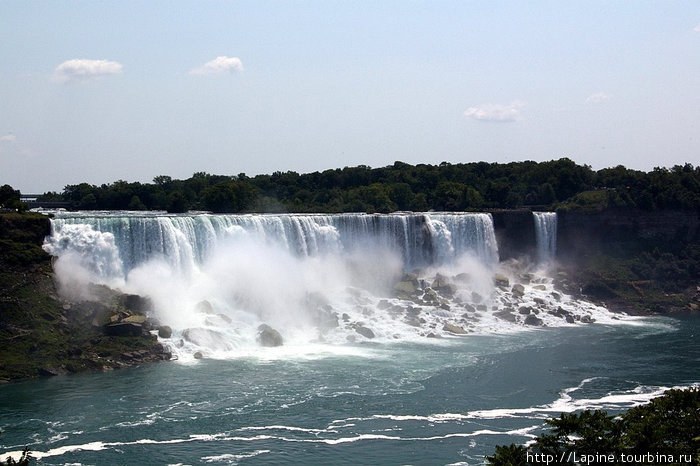 Американские водопады с канадского берега: American Falls (слева) и \Фата невесты\ (Bridal Veil Falls) справа Ниагара-Фоллс, Канада