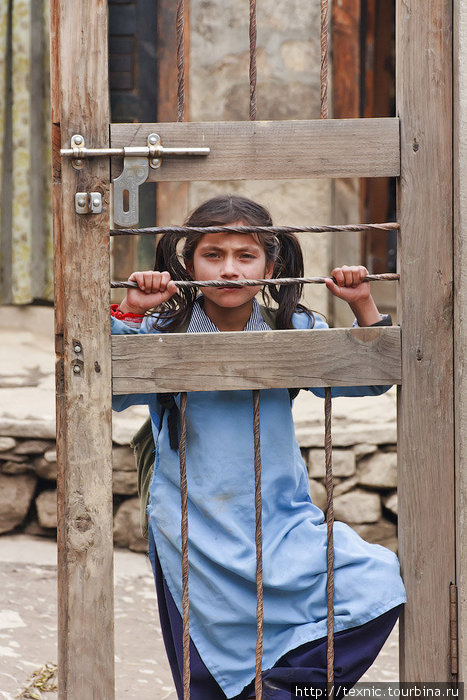 Но одна девочка долго грустными глазами смотрела на нас через забор. Симикот, Непал