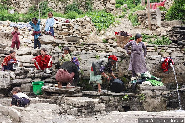 Женщины стирают и моют посуду. Симикот, Непал