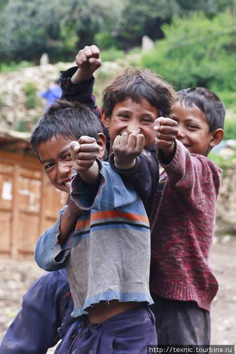 Дети были очень весёлыми, дружелюбными и просили их сфотографировать. Симикот, Непал