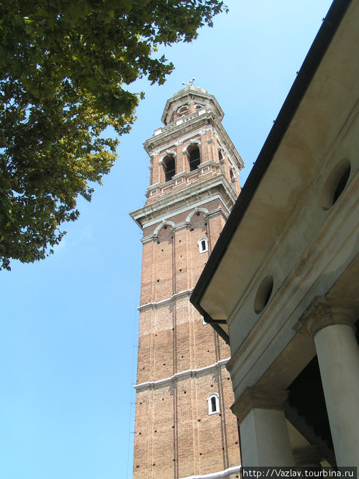 Кусочек церкви и колокольня при нёй Ровиго, Италия