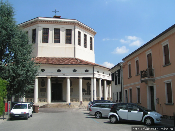 Вид на церковь Ровиго, Италия