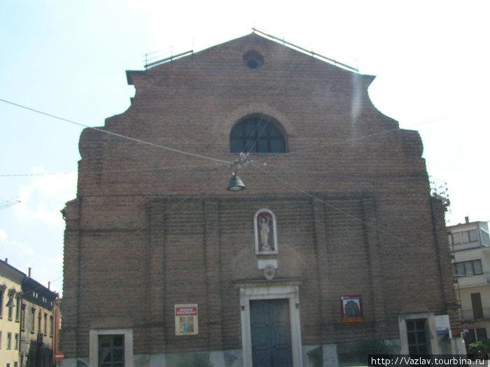 Незавершённый фасад собора Ровиго, Италия