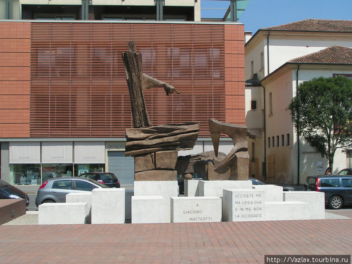 Странный памятник Ровиго, Италия