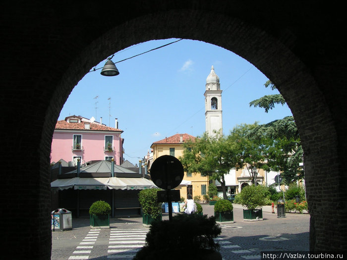 Взгляд из подворотни Ровиго, Италия