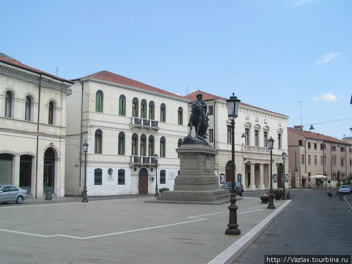 Аккуратная площадь Ровиго, Италия