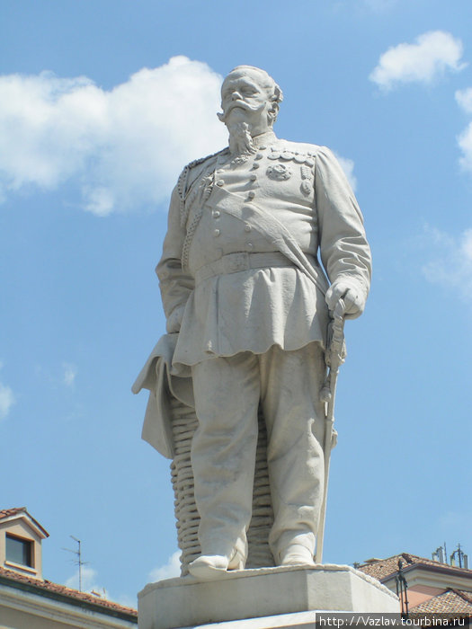 Памятник королю Виктору-Эммануилу Ровиго, Италия
