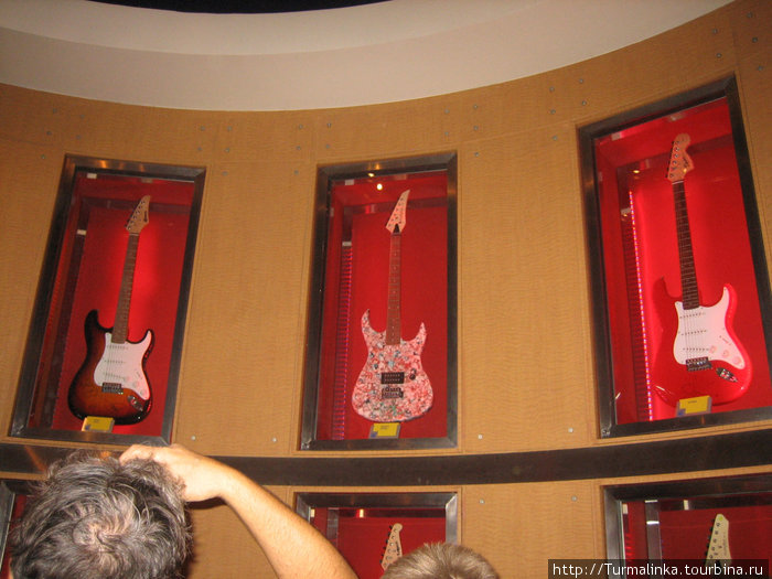 А это гитары внутри аттракциона Rock’n’Roller Coaster with Aerosmith. Пока стоишь, можешь посмотреть на них, а так же на самих Aerosmith. Шесси, Франция
