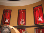А это гитары внутри аттракциона Rock’n’Roller Coaster with Aerosmith. Пока стоишь, можешь посмотреть на них, а так же на самих Aerosmith.