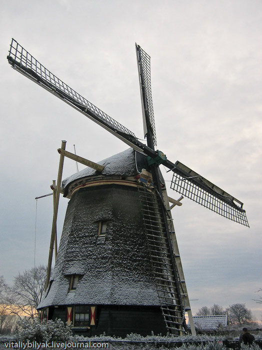Старинные голландские мельницы вызывают восторг, настоящие произведения исскуства, связывающие дела минувших дней с нашими. Амстердам, Нидерланды