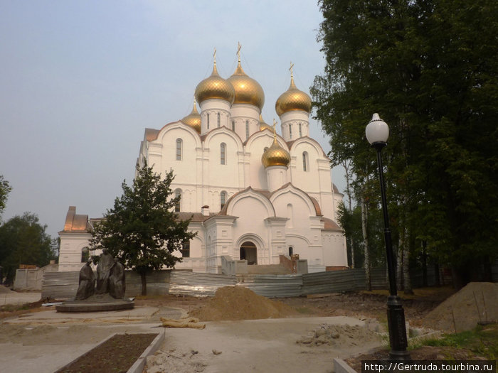 Заканчивается строительство Кафедрального Успенского собора. Ярославль, Россия