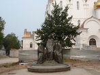 \Святая Троица\ была установлена в 1995 году на месте алтаря Успенского кафедрального собора.