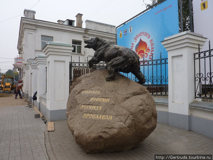 Медведь — символ Ярославля.Многие стараются потереть ему нос и оттого он блестит. Ярославль, Россия