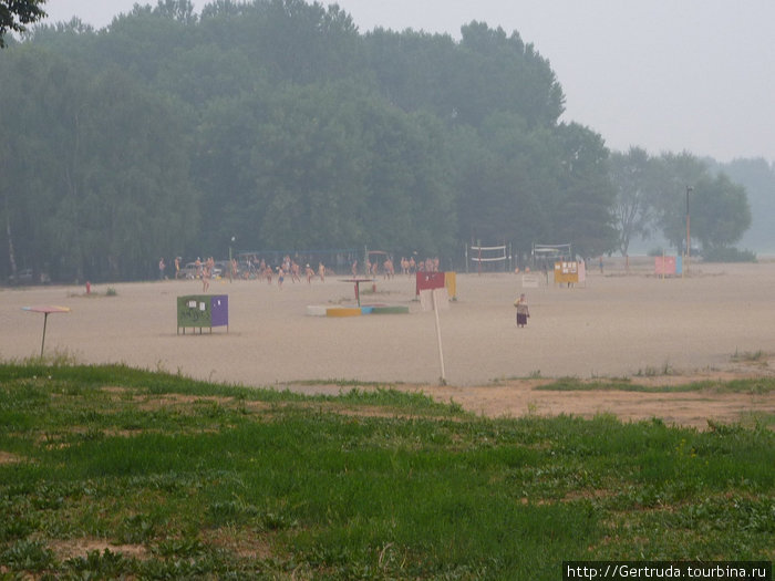 Городской пляж на Которосли, дымный день 6 августа, жара +35! Ярославль, Россия