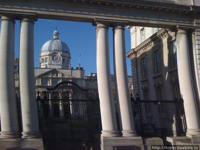 А это Дублин, снятый с крыши туристического даблдекера. Скорость сделала своё дело и слегка исказила колонны. Ирландия