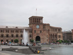 Площадь Республики. Танцующие фонтаны и здание Правительства Армении