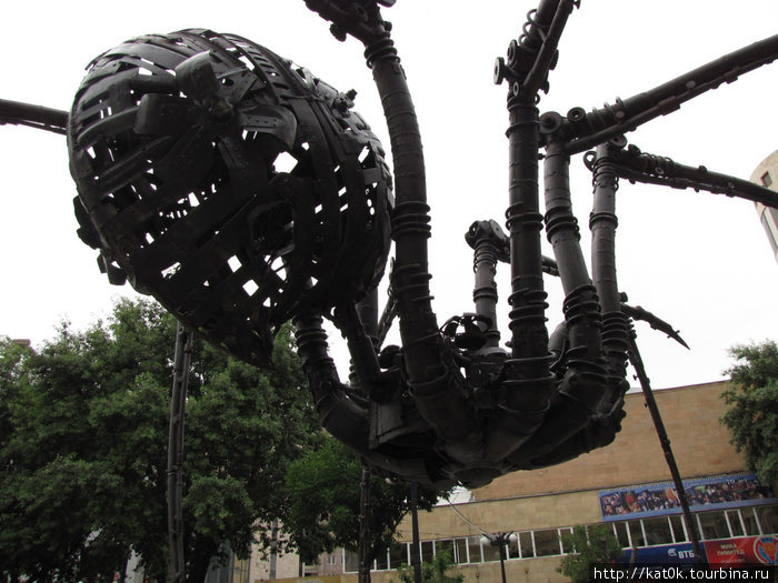Гигантский паук на площади перед кинотеатром Москва Ереван, Армения