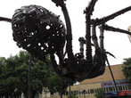 Гигантский паук на площади перед кинотеатром Москва