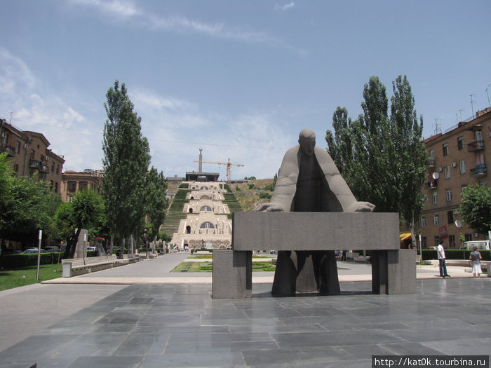 Памятник архитектору Туманяну. По его проекту построен современный Ереван. Ереван, Армения