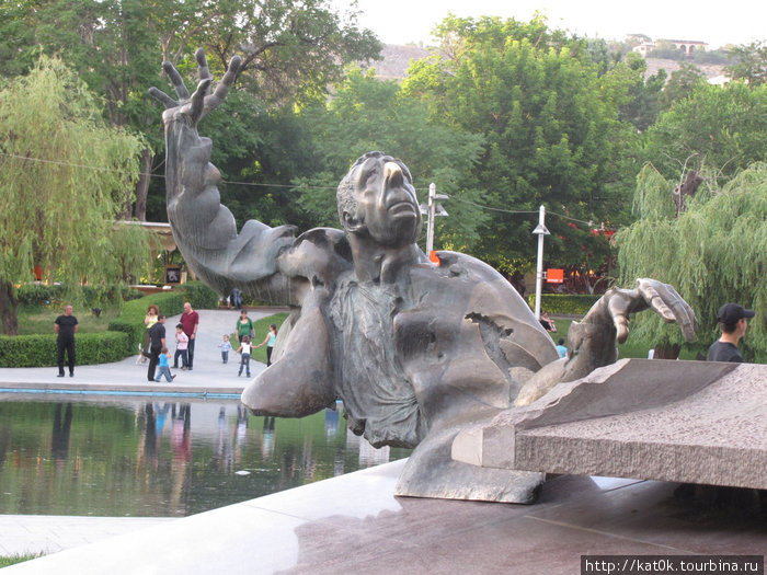Памятник композитору Арно Бабаджаняну на Лебедином озере. Ереван, Армения