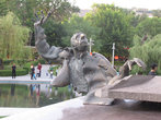 Памятник композитору Арно Бабаджаняну на Лебедином озере.