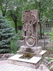 Хачкар в обычном Ереванском дворике