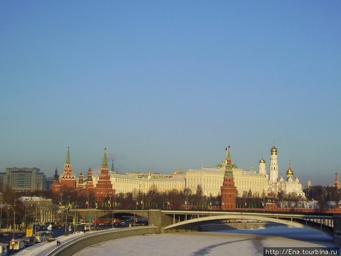 04.01.2010. Москва. У храма Христа Спасителя. Вид на Кремль. Москва, Россия