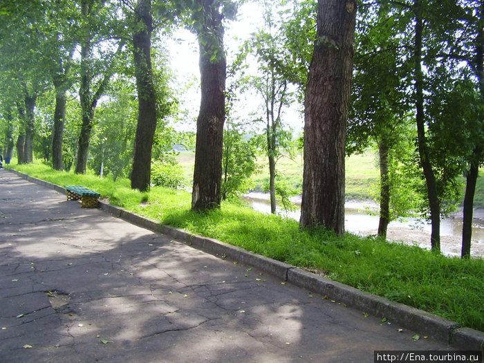 27.06.2010. Рыбинск. Набережная речки Черемухи. 

По тенистой и тихой аллее, подальше от зноя шального июня, мы уйдем ни о чем, ни о ком не жалея, и лишь ветер печальный во след нам подует.... Рыбинск, Россия