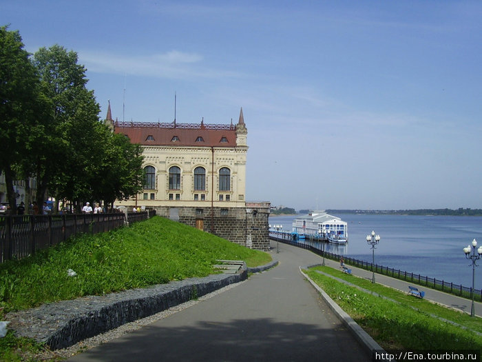 27.06.2010. Рыбинск. Волжская набережная. Рыбинский историко-архитектурный и художественный музей-заповедник Рыбинск, Россия