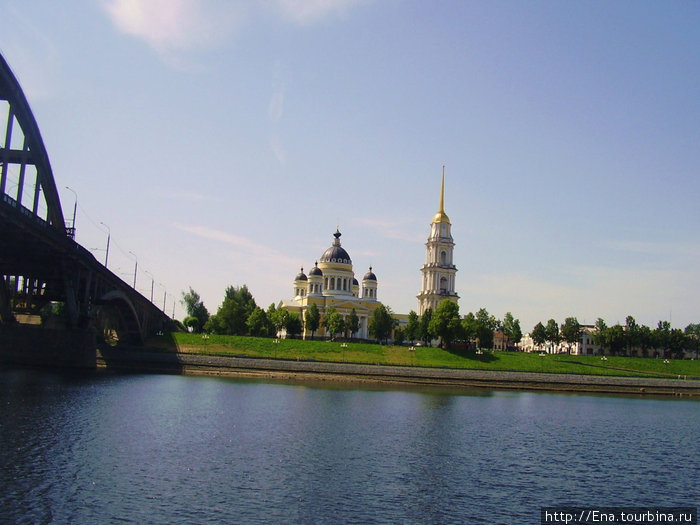 27.06.2010. Рыбинск. Теплоход \Московский\ плывет по Волге к шлюзам. Панорама Рыбинска. Спасо-Преображенский собор Рыбинск, Россия