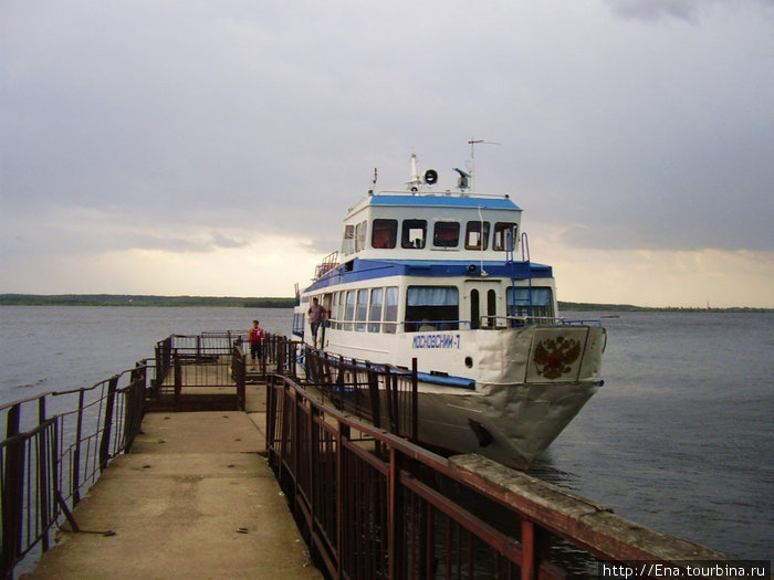 27.06.2010. Рыбинск. Остров Юршино на Рыбинском водохранилище — море и теплоход \Московский\. Тучи над морем сгущаются. Неужели мы попадем в шторм??? Рыбинск, Россия