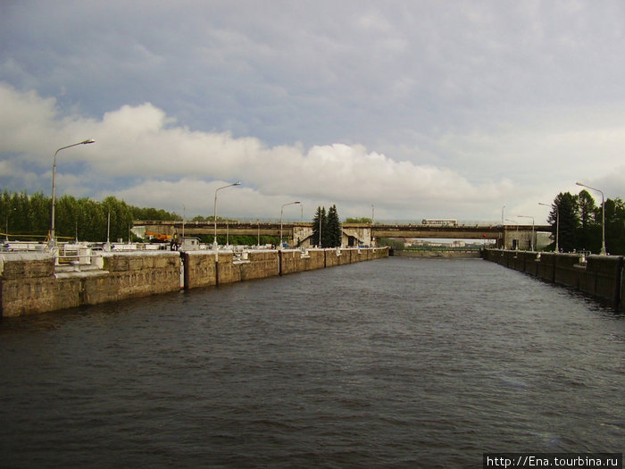 27.06.2010. Рыбинск. На теплоходе \Московском\. Шлюзы. В шлюзовой камере на уровне водохранилища. Вдалеке — ворота камеры, ведущие к Волге Рыбинск, Россия